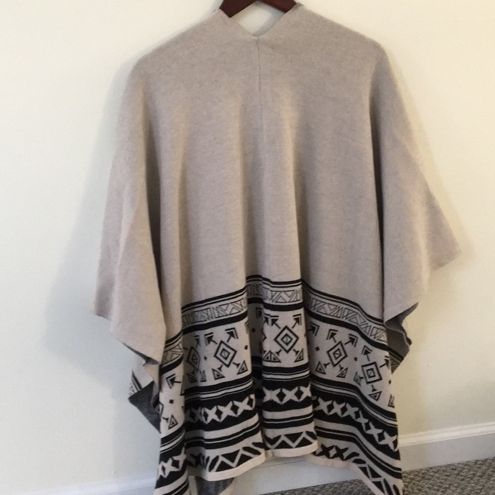 Aztec print poncho sweater - Picture 3 of 6